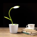 La lampada da tavolo che sembra un fiore è bella ed ecologica